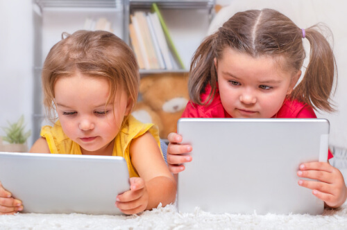 2 toddlers with ipads